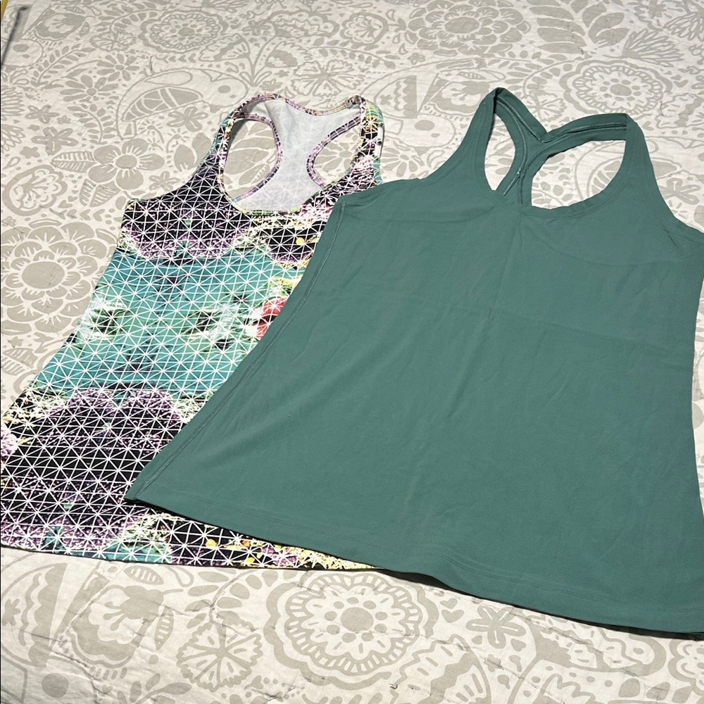 🎄Closet Closing Sale🎄 Lululemon Bundle of 2 Green and Multicolor Tank Tops 6 8